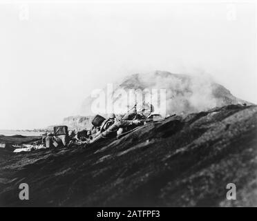 Il Secondo battaglione, Ventisettesimo Marines in cima a Hill durante la battaglia, Iwo Jima, fotografia di Bob Campbell, Dipartimento della Difesa degli Stati Uniti, corpo Marino degli Stati Uniti, febbraio 1945 Foto Stock