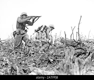 Due Marines del 2nd Battaglione, 1st Reggimento Marino, Davis Hargraves e Gabriel Chavarria, durante i combattimenti a Wana Ridge durante la battaglia di Okinawa, Dipartimento della Difesa degli Stati Uniti, foto del corpo Marino degli Stati Uniti, maggio 1945 Foto Stock