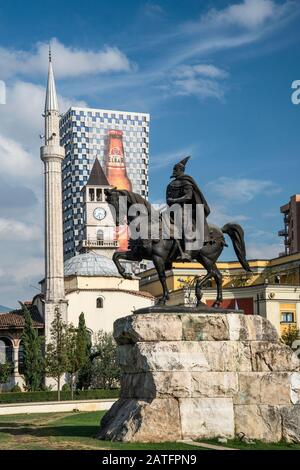 Monumento Skanderbeg, moschea Et'hem Bey, torre dell'orologio, torre TID coperta di birra commerciale, a Tirana, Albania Foto Stock