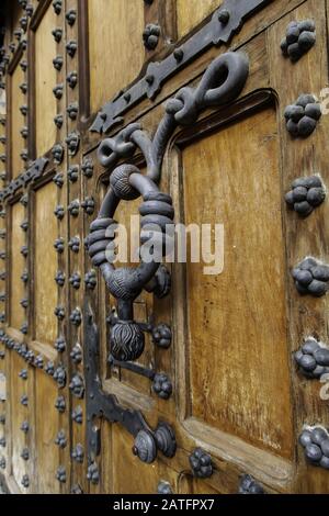 Porta medievale in legno, decorazioni e dettagli di protezione, arte del legno Foto Stock