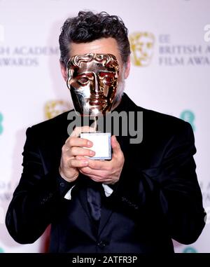 Andy Serkis con il suo premio per Il Contributo britannico Al cinema nella sala stampa del 73rd British Academy Film Awards tenutosi presso la Royal Albert Hall di Londra. Foto Stock