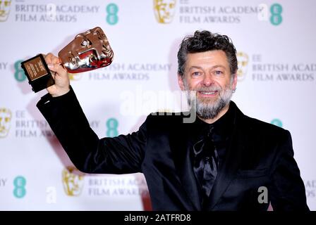 Andy Serkis con il suo premio per Il Contributo britannico Al cinema nella sala stampa del 73rd British Academy Film Awards tenutosi presso la Royal Albert Hall di Londra. Foto Stock