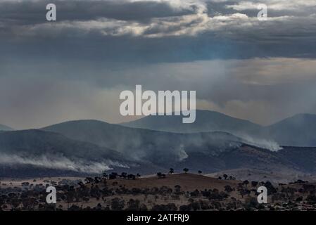 Orroral Valley Bushfire, Canberra, Australia, 02 Febbraio 2020. Immagine ripresa delle operazioni ignifughe nelle colline vicino a Banks, Canberra, Australia. Il fuoco minaccia la periferia meridionale di Canberra, ACT e la caduta ritardante è quello di cercare di controllare il blaze di raggiungere le aree popolate. Credit: FoxTree gfx/Alamy Live News Foto Stock