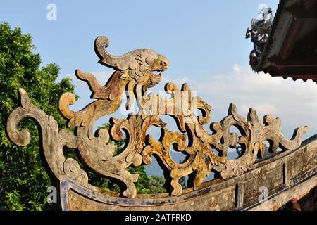 Drago di legno sul tetto del Tempio di Long Son, Nha Trang, Vietnam Foto Stock