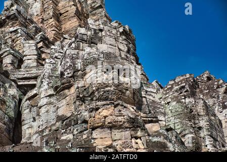 Bayon si affaccia al Bayon, Prasat Bayon riccamente decorato tempio Khmer a Angkor in Cambogia Foto Stock