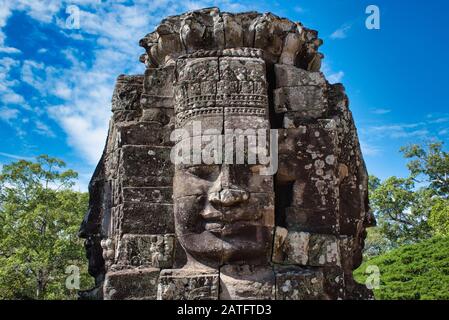 Bayon si affaccia al Bayon, Prasat Bayon riccamente decorato tempio Khmer a Angkor in Cambogia Foto Stock