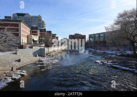 Reno, Nevada - 17 gennaio 2020: Fiume Truckee e Wingfield Park nelle prime ore del mattino dopo la tempesta di neve. Foto Stock