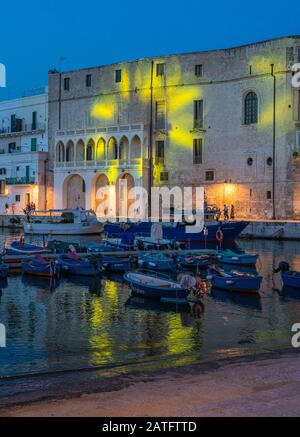 Monopoli in serata estiva, Provincia di Bari, Puglia, Italia meridionale. Foto Stock