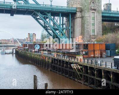 Dalla River Brew Co. Una raccolta di bar e ristoranti in contenitori di spedizione sotto la Tyne Bride sul lato Gateshead del fiume. REGNO UNITO Foto Stock