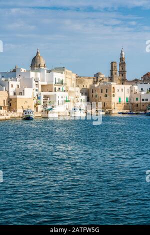 Monopoli e il suo bel porto antico, provincia di Bari, Puglia, Italia meridionale. Foto Stock