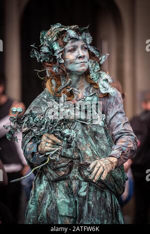 Edimburgo, Scozia, Regno Unito. 4° agosto 2019. Gli artisti di strada e attori di intrattenere il pubblico e pubblicizzare la loro mostra in Edinburgh Royal Mile a Foto Stock