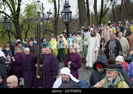 Polonia, Kalwaria Zebrzydowska - 13 aprile 2017: Celebrazioni del Triduo Pasquale. Lavare le gambe di 12 vecchi uomini. Foto Stock