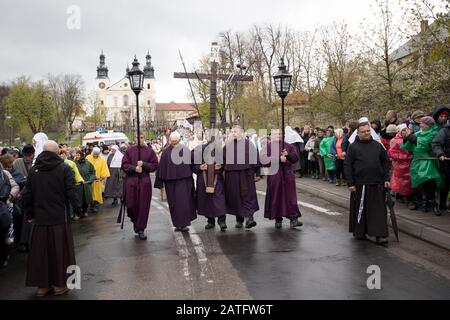 Polonia, Kalwaria Zebrzydowska - 13 aprile 2017: Celebrazioni del Triduo Pasquale. Lavare le gambe di 12 vecchi uomini. Foto Stock