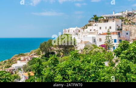 Vista panoramica a Peschici, bellissimo borgo del Gargano in Puglia, Italia. Foto Stock