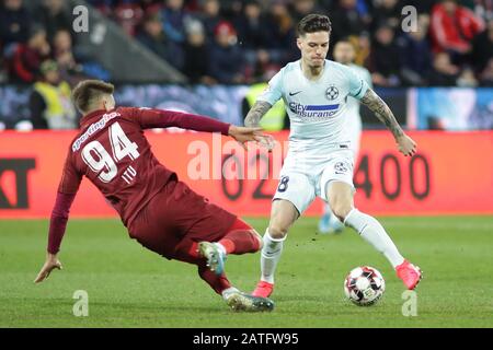 Cluj-NAPOCA, ROMANIA - 02 FEBBRAIO: Dennis Man di FCSB durante la Liga i partita tra cfr Cluj e FCSB al Dr.-Constantin-Radulescu-Stadium il 2 febbraio 2020 a Cluj-Napoca, Romania. (Foto per MB Media) Foto Stock