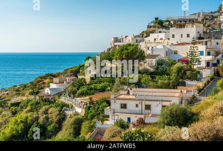 Vista tardo pomeriggio a Peschici, bellissimo borgo del Gargano in Puglia. Foto Stock