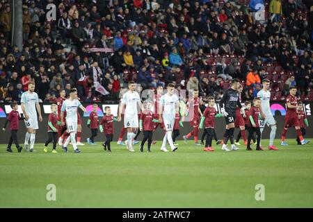 Cluj-NAPOCA, ROMANIA - 02 FEBBRAIO: Ingresso giocatori prima della Liga i partita tra cfr Cluj e FCSB al Dr.-Constantin-Radulescu-Stadium il 2 febbraio 2020 a Cluj-Napoca, Romania. (Foto per MB Media) Foto Stock