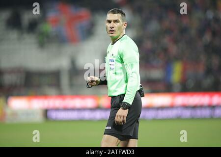 Cluj-NAPOCA, ROMANIA - 02 FEBBRAIO: L'arbitro Istvan Kovacs durante la Liga i partita tra cfr Cluj e FCSB al Dr.-Constantin-Radulescu-Stadium il 2 febbraio 2020 a Cluj-Napoca, Romania. (Foto per MB Media) Foto Stock