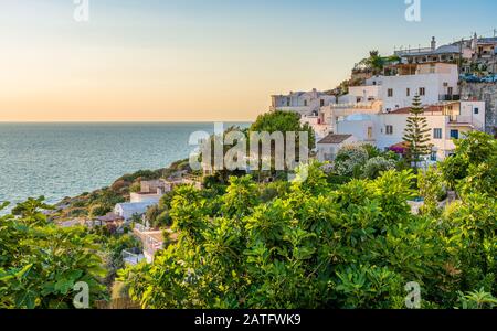 Vista tardo pomeriggio a Peschici, bellissimo borgo del Gargano in Puglia. Foto Stock