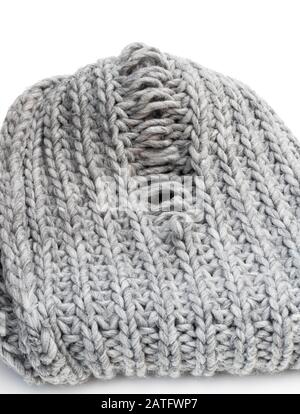 Tessitura a maglia grigio chiaro con difetto di fabbricazione isolato su bianco Foto Stock