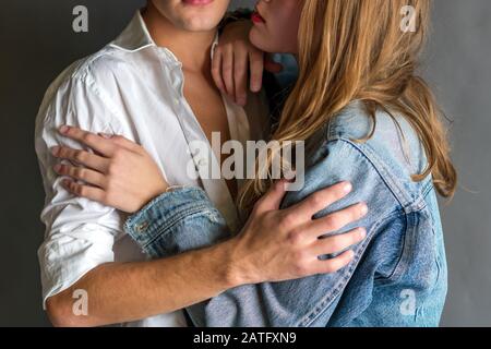 Coppia sentimentale felice in legame d'amore. Giovane coppia innamorata si abbracciano. Storia d'amore romantico studio sparare Foto Stock