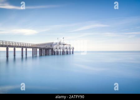 Moderno in acciaio molo o pontile, la spiaggia e il mare. Lido di Camaiore, Versilia, Toscana, Italia, Europa Foto Stock