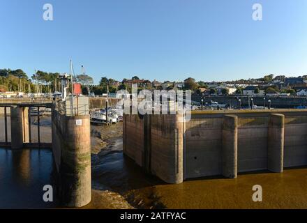 Vista con la bassa marea, la parete del porto fornisce una stretta entrata al porto di Watchet nel Somerset, Regno Unito Foto Stock