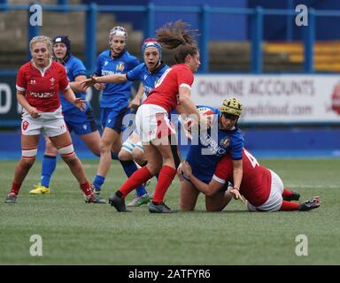 Robyn Wilkins (Galles) e Beatrice Rigoni (Italia) sono stati visti in azione durante Il torneo femminile Six Nations Rugby tra galles e Italia al Cardiff Arms Park di Cardiff.(Final Score; Italia 19:15 Galles) Foto Stock