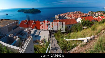 Panoramica aerea del porto vecchio e il centro storico di Dubrovnik con una vista dell'isola di Lokrum, Croazia Foto Stock