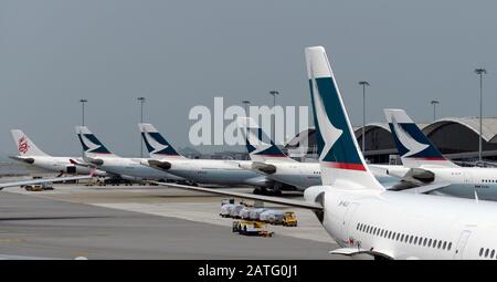 Molti Cathay Pacific e un volo di coda Dragonair all'Aeroporto Internazionale di Hong Kong, Cina Foto Stock