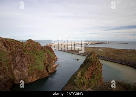 Seascape con grande scogliera, Capo Torres Foto Stock