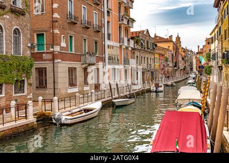 Fondamenta Fornace una via laterale sul canale nel quartiere di Dorsoduro a Venezia Foto Stock