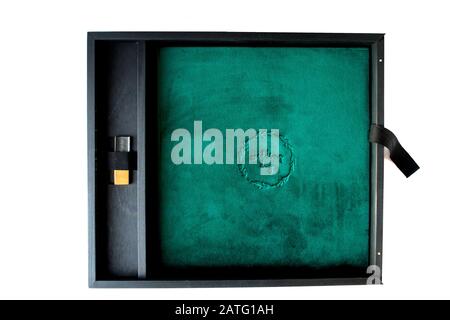 Bellissimo fotobook per matrimoni Malachite e unità flash Usb in scatola di legno nero. Concetto di matrimonio Foto Stock