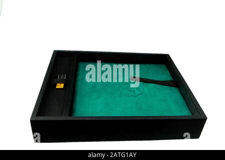 Bellissimo fotobook per matrimoni Malachite e unità flash Usb in scatola di legno nero. Concetto di matrimonio Foto Stock