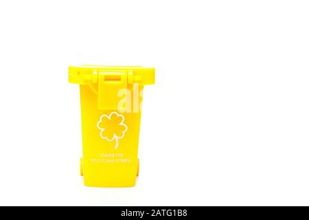 Grande cestino giallo con ruota, isolato su sfondo bianco Foto Stock