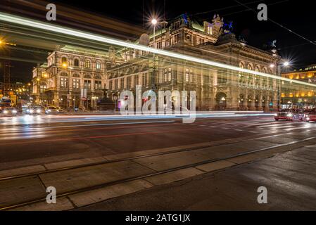 Lunga esposizione con sentieri leggeri fuori dal Teatro dell'Opera di Vienna, Vienna, Austria Foto Stock