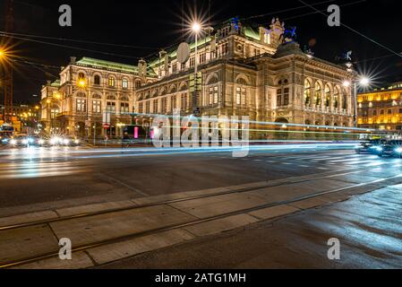 Lunga esposizione con sentieri leggeri fuori dal Teatro dell'Opera di Vienna, Vienna, Austria Foto Stock