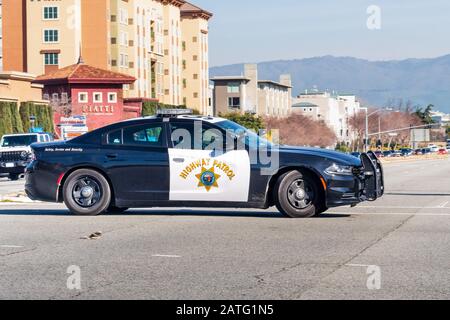 31 gennaio 2020 Santa Clara / CA / USA - vettura di Patrol dell'autostrada che guida su una strada nell'area della baia di San Francisco; la Patrol dell'autostrada della California (CHP) è a s. Foto Stock