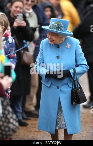 Sandringham, Regno Unito. 02nd Feb, 2020. La regina Elisabetta II frequenta la chiesa di San Pietro e San Paolo domenica mattina a West Newton, vicino Sandringham, Norfolk. Sua Maestà fa anche la breve passeggiata per il municipio, incontrando un sacco di ben wishers che ha fiancheggiato il percorso. West Newton, Norfolk, Il 2 Febbraio 2020. Credito: Paul Marriott/Alamy Live News Foto Stock