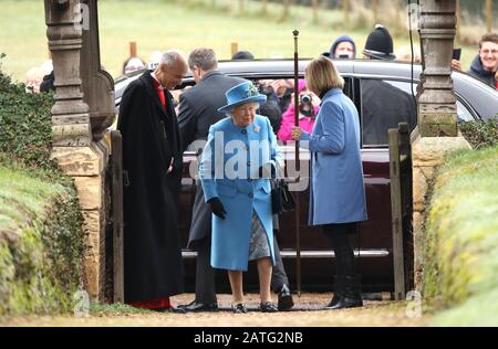 Sandringham, Regno Unito. 02nd Feb, 2020. La regina Elisabetta II frequenta la chiesa di San Pietro e San Paolo domenica mattina a West Newton, vicino Sandringham, Norfolk. Sua Maestà fa anche la breve passeggiata per il municipio, incontrando un sacco di ben wishers che ha fiancheggiato il percorso. West Newton, Norfolk, Il 2 Febbraio 2020. Credito: Paul Marriott/Alamy Live News Foto Stock