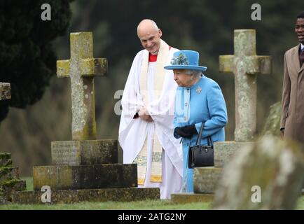 Sandringham, Regno Unito. 02nd Feb, 2020. La regina Elisabetta II frequenta la chiesa di San Pietro e San Paolo domenica mattina a West Newton, vicino Sandringham, Norfolk. Sua Maestà fa anche la breve passeggiata per il municipio, incontrando un sacco di ben wishers che ha fiancheggiato il percorso. West Newton, Norfolk, Il 2 Febbraio 2020. Credito: Paul Marriott/Alamy Live News Foto Stock