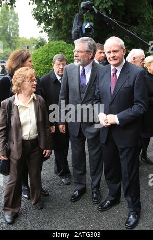 Gerry Adams e Martin McGuinness di Sinn Fein arrivano per i funerali del fomer Taoiseach (primo ministro irlandese) Albert Reynolds alla chiesa del Sacro Cuore di Donnybrook a Dublino, lunedì 25 agosto 2014. Il sig. Reynolds è morto giovedì scorso all'età di 81 anni dopo una lunga malattia. Taoiseach Enda Kenny, presidente Michael D Higgins e diversi politici di servizio e passato hanno partecipato alla messa funeraria. I funerali di Stato sono stati il signor Reynolds, sopravvissuto dalla moglie Kathleen, due figli e cinque figlie, saranno sepolti con pieni onori militari al cimitero di Shanganagh nel sud di Dublino. Foto/Paul McErlane Foto Stock