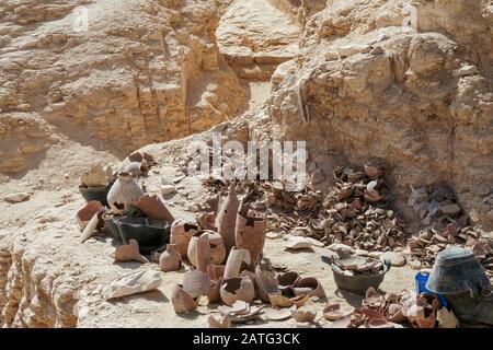 Valle dei Re; وادي الملوك‎; Egitto. Un'area di lavoro dove vengono ricostruite antiche ceramiche da un enorme mucchio di barbe. Foto Stock