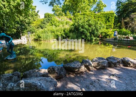 Budapest, Stagno al Giardino Giapponese sull'Isola Margherita – il 3 luglio 2019 in Ungheria ampio angolo. Foto Stock