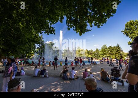 Budapest, La Folla che si gode della Fontana musicale dell'Isola Margherita, il 3 luglio 2019 in Ungheria. Foto Stock