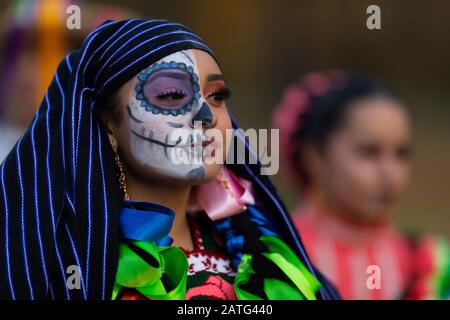 Indianapolis, Indiana, USA - 2 Novembre 2019: Day of the Dead, piccola parata di donne vestirsi come catrinas nel Garfield Park Foto Stock