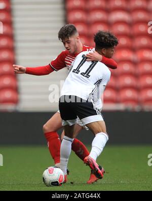 Middlesbrough, INGHILTERRA - FEBBRAIO 2ND Sylvester Jasper di Fulham combatte con Hayden Hackney di Middlesbrough durante la partita della Premier League 2 tra Middlesbrough e Fulham al Riverside Stadium, Middlesbrough Domenica 2nd Febbraio 2020. (Credit: Mark Fletcher | MI News) La Fotografia può essere utilizzata solo per scopi editoriali di giornali e/o riviste, licenza richiesta per uso commerciale Credit: Mi News & Sport /Alamy Live News Foto Stock