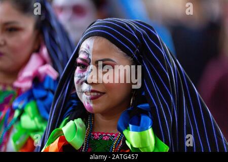 Indianapolis, Indiana, USA - 2 Novembre 2019: Day of the Dead, piccola parata di donne vestirsi come catrinas nel Garfield Park Foto Stock