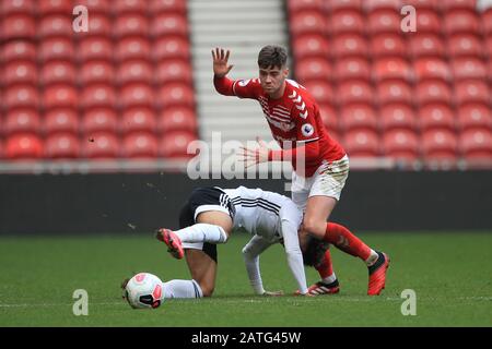 Middlesbrough, INGHILTERRA - FEBBRAIO 2ND Sylvester Jasper di Fulham combatte con Hayden Hackney di Middlesbrough durante la partita della Premier League 2 tra Middlesbrough e Fulham al Riverside Stadium, Middlesbrough Domenica 2nd Febbraio 2020. (Credit: Mark Fletcher | MI News) La Fotografia può essere utilizzata solo per scopi editoriali di giornali e/o riviste, licenza richiesta per uso commerciale Credit: Mi News & Sport /Alamy Live News Foto Stock