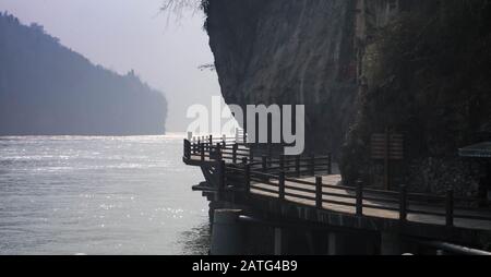 Three Gorges Tribe Scenic Spot lungo il fiume Yangtze, Questo qui si trova alla Diga Tre gola nel fiume Yangtze, è un parco nazionale 5A in C Foto Stock